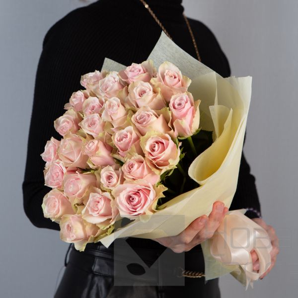 Букет 25 нюдовых роз Кения 40 см  в упаковке