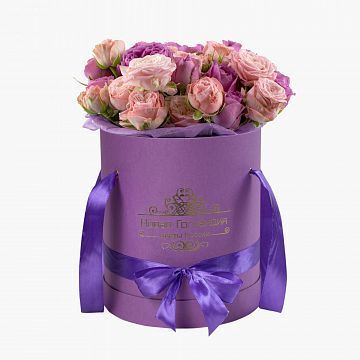 Пионовидные кустовые розы микс в сиреневой шляпной коробке №739 Пионовидные кустовые розы микс в сиреневой шляпной коробке №739