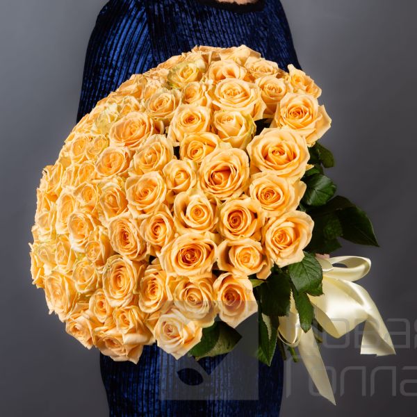 Букет 75 кремовых роз 40 см