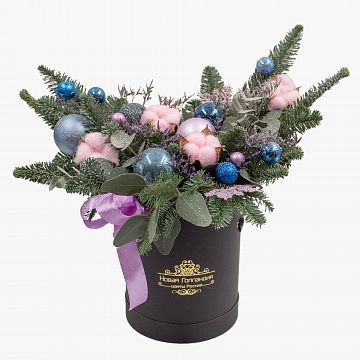 Композиция Зимнее очарование в черной шляпной коробке Композиция Зимнее очарование в черной шляпной коробке