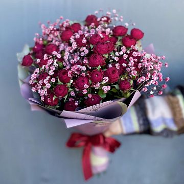 Букет 9 красных кустовых пионовидных роз с гипсофилой Букет 9 красных кустовых пионовидных роз с гипсофилой