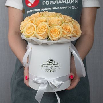 25 кремовых роз в белой шляпной коробке LUX