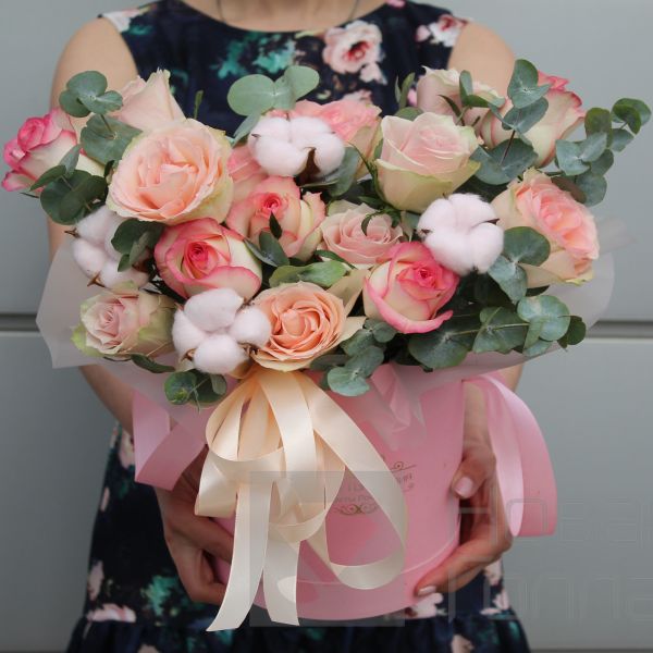 15 роз микс Кения в розовой шляпной коробке