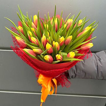 Букет 35 красно-рыжих Тюльпанов