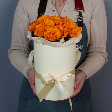15 оранжевых роз в маленькой бежевой коробке № 596