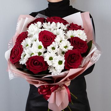 Букет из красных роз и белых хризантем