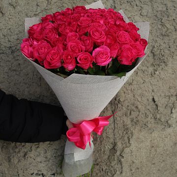 Букет 51 малиновая роза 50см в упаковке