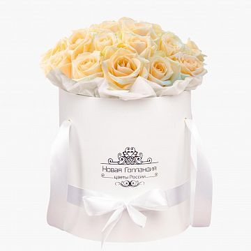 25 кремовых роз в белой шляпной коробке №232 25 кремовых роз в белой шляпной коробке №232