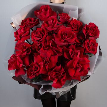Букет 25 французских красных роз в упаковке 