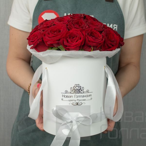 21 красная роза в белой шляпной коробке LUX