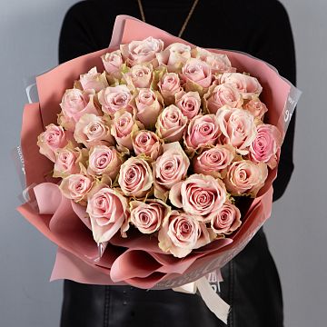 Букет 35 нюдовых роз Кения 40 см в упаковке Букет 35 нюдовых роз Кения 40 см в упаковке
