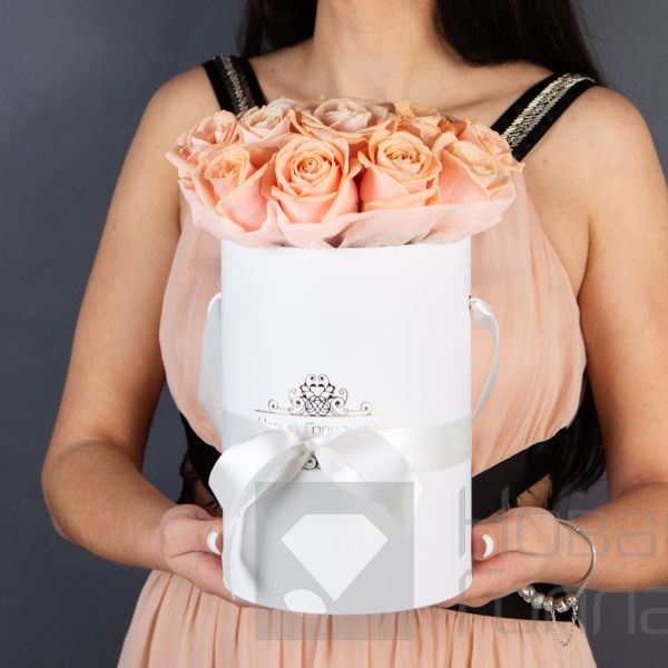 15 нюдовых роз в маленькой розовой шляпной коробке №340