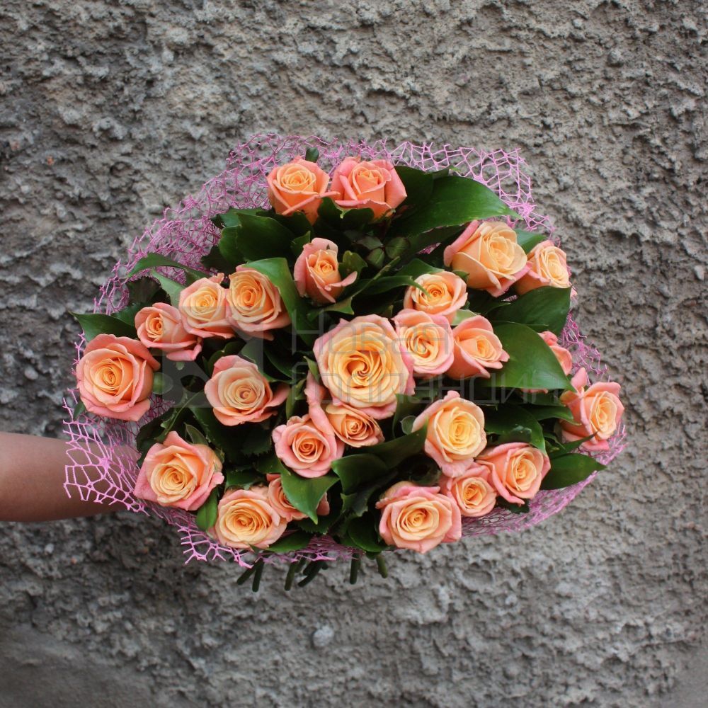 Букет из 25 персиково-розовая роза 50см.