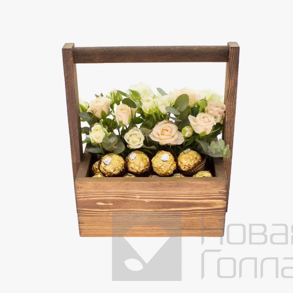 Кустовые розы в деревянном ящике с конфетами