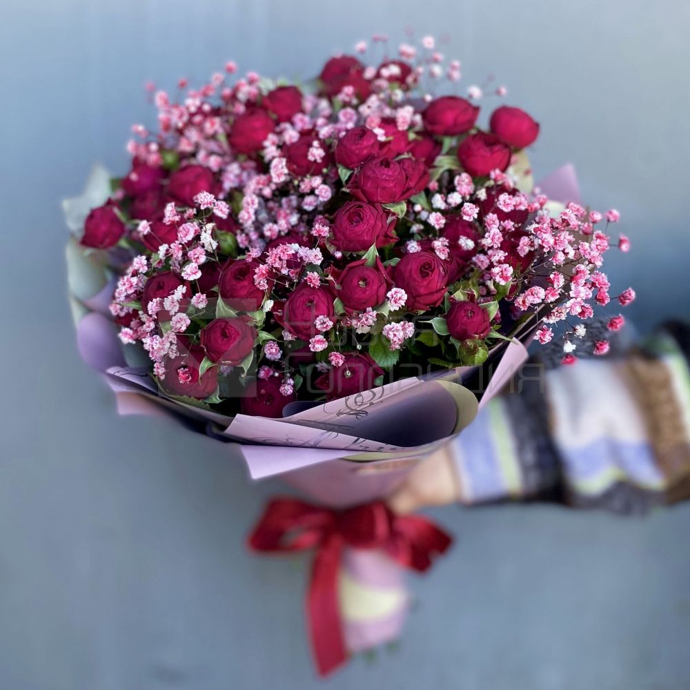 Букет 9 красных кустовых пионовидных роз с гипсофилой