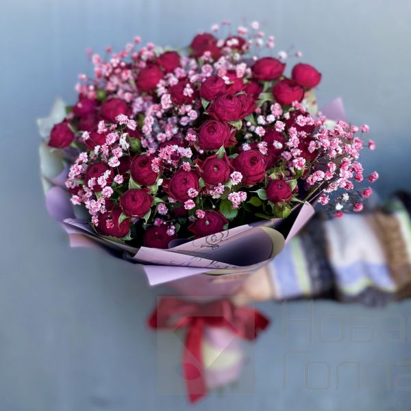 Букет 9 красных кустовых пионовидных роз с гипсофилой