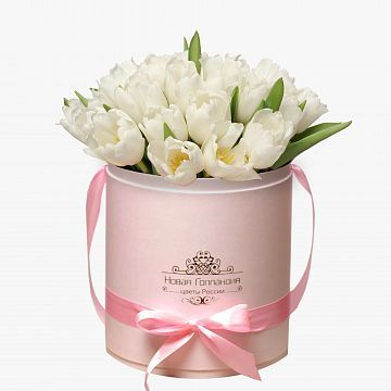 35 белых тюльпанов в розовой шляпной коробке №109 35 белых тюльпанов в розовой шляпной коробке №109