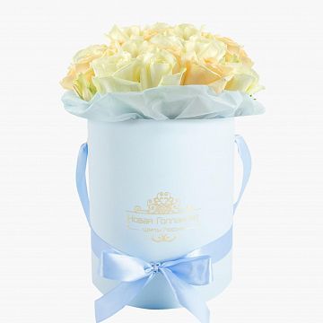 15 кремово-белых роз в маленькой голубой коробке №753 15 кремово-белых роз в маленькой голубой коробке №753