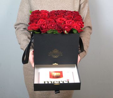 35 красных роз в большой черной коробке шкатулке с конфетами Merci