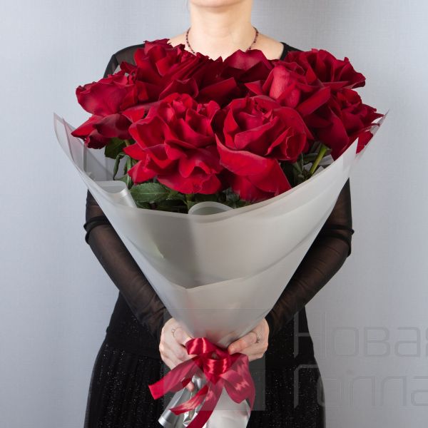 Букет 11 красных французских роз Пантера