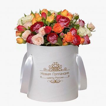 Кустовые розы микс в белой шляпной коробке №701 Кустовые розы микс в белой шляпной коробке №701