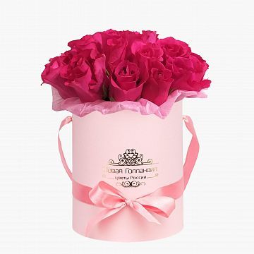 25 малиновых роз в розовой шляпной коробке №748