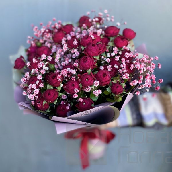 Букет 9 красных кустовых пионовидных роз с гипсофилой