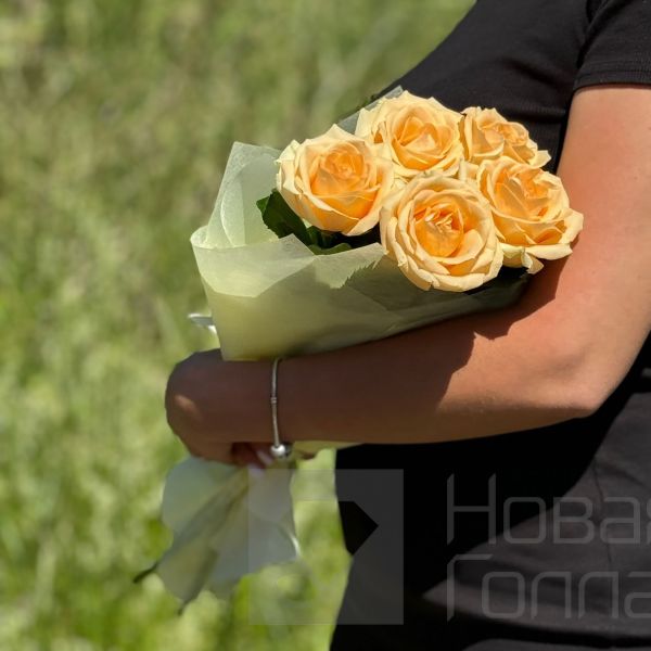 Букет из 5 кремовых роз (17)