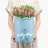 59 розовых тюльпанов в большой голубой шляпной коробке №505