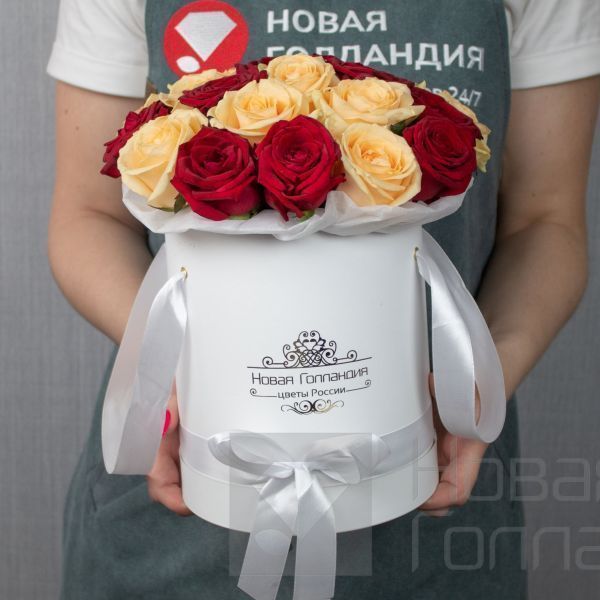 25 кремовых и красных роз в белой шляпной коробке LUX