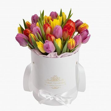 35 тюльпанов микс в белой шляпной коробке №541