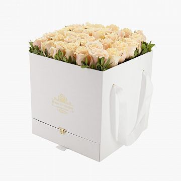 35 нюдовых роз в большой белой коробке шкатулке с макарунсами №470 35 нюдовых роз в большой белой коробке шкатулке с макарунсами №470