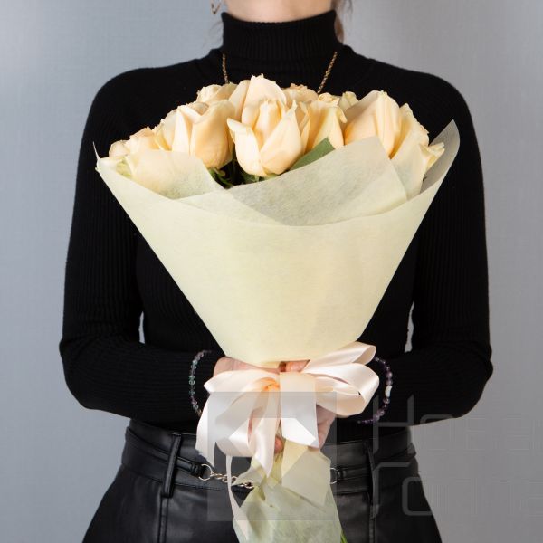 Букет 25 кремовых роз Кения 40 см в упаковке
