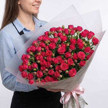 Букет 25 малиновых кустовых роз Букет 25 малиновых кустовых роз
