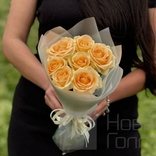 Букет из 7 кремовых роз (13)