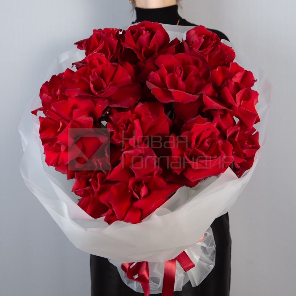 Букет 15 французских красных роз в упаковке 