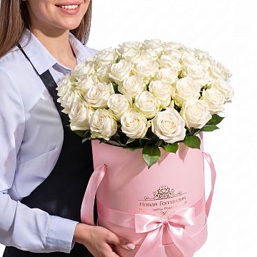 51 Белая роза в большой розовой шляпной коробке №114