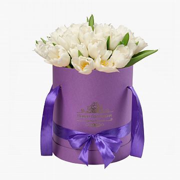 35 белых тюльпанов в сиреневой шляпной коробке №108
