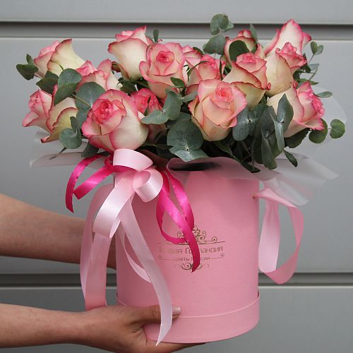 15 роз Кения в розовой шляпной коробке с декором