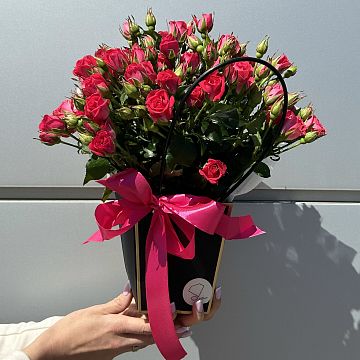 15 малиновых кустовых роз в сумочке 15 малиновых кустовых роз в сумочке
