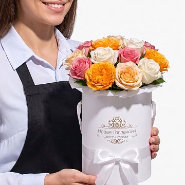 15 роз ассорти в маленькой белой коробке 15 роз ассорти в маленькой белой коробке