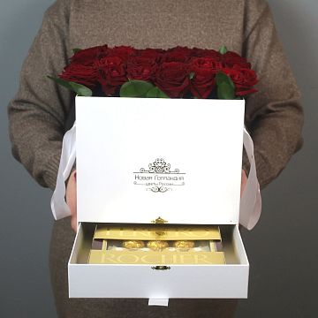 35 красных роз в большой белой коробке шкатулке с конфетами FerreroRocher 35 красных роз в большой белой коробке шкатулке с конфетами FerreroRocher