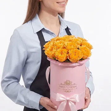 15 оранжевых роз в маленькой розовой шляпной коробке №207