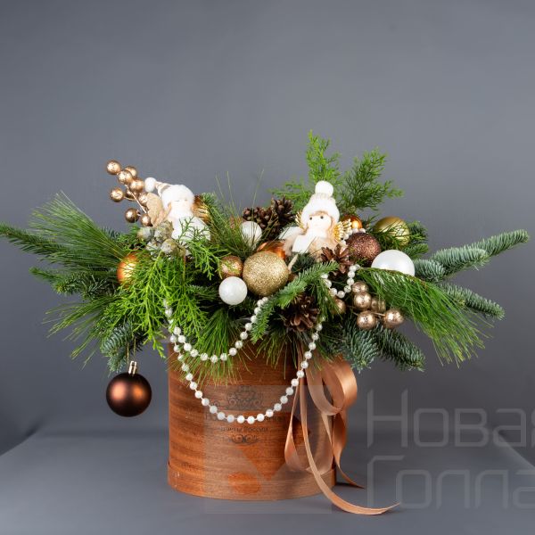 Композиция в деревянной коробке