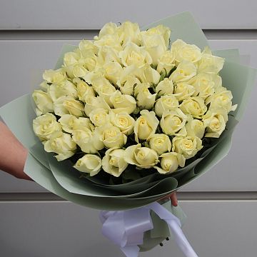 Букет 51 белая роза Кения 50 см в упаковке Букет 51 белая роза Кения 50 см в упаковке