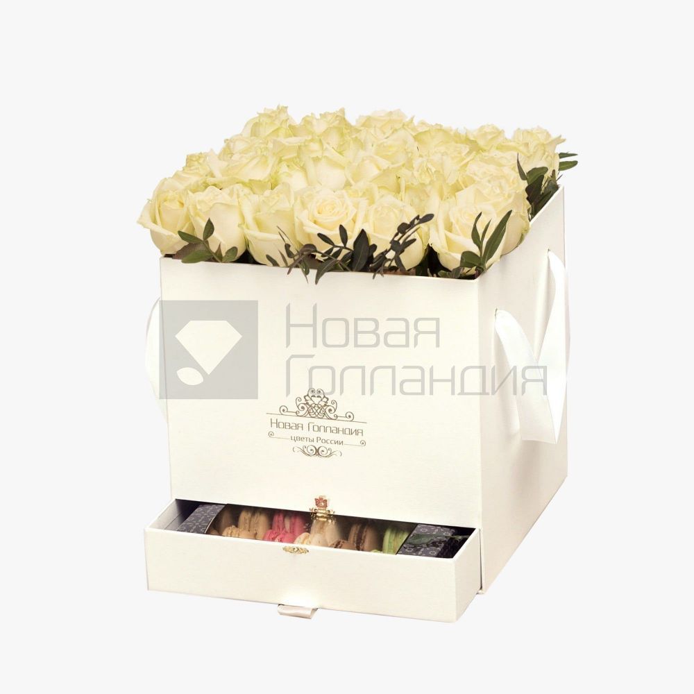 35 белых роз в большой белой коробке шкатулке с макарунсами