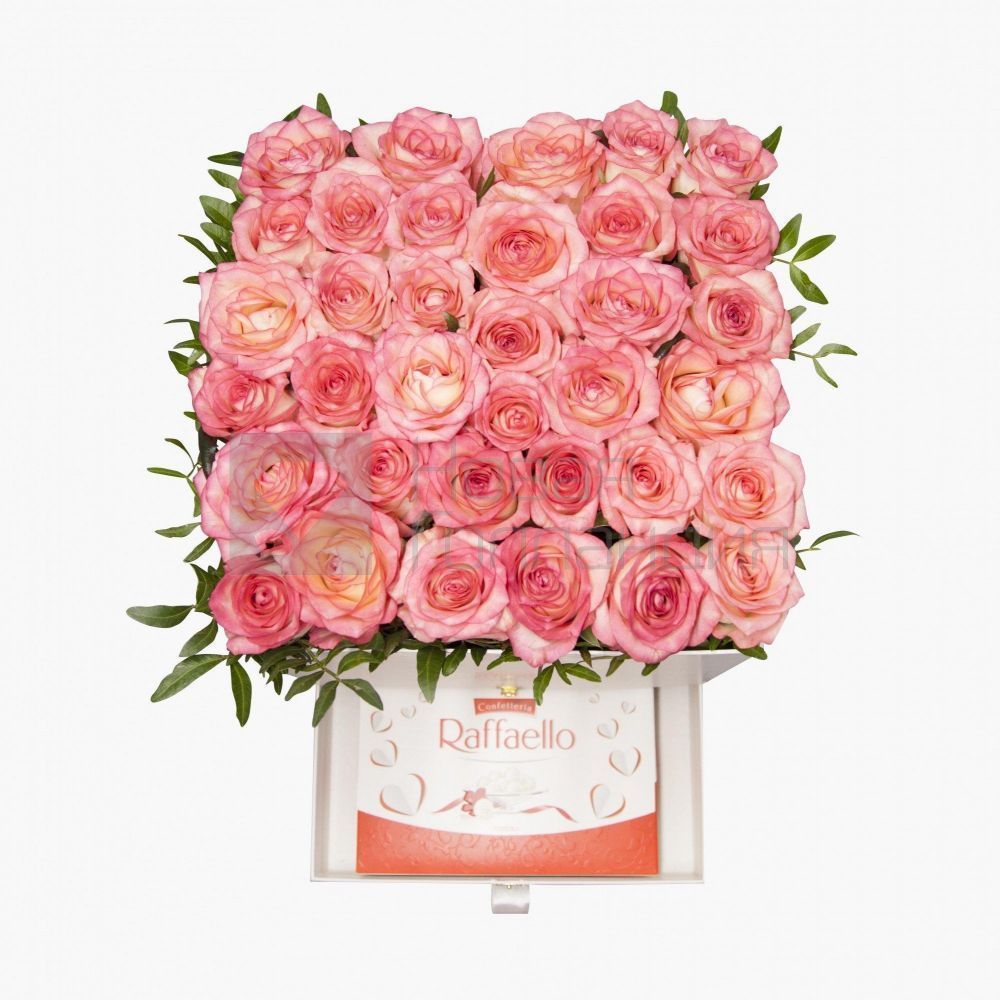 35 розовых роз в большой белой коробке шкатулке с макарунсами №502